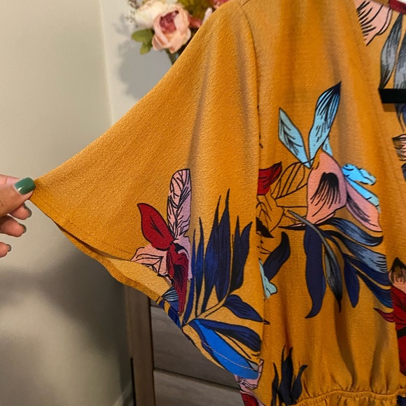 Flutter sleeves, short, floral dress. SHEIN size large - Picture 7 of 7